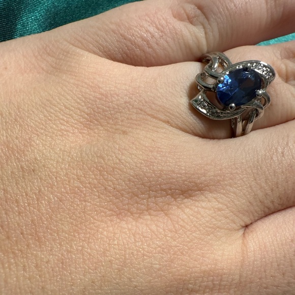 Elegant Silver and Blue Gemstone Ring - Picture 1 of 3